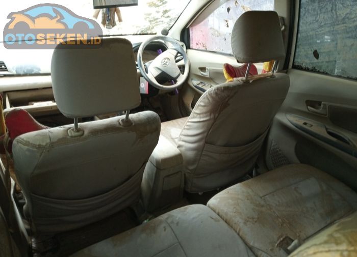 Ilustrasi. Interior Toyota Avanza penuh lumpur setelah terendam banjir