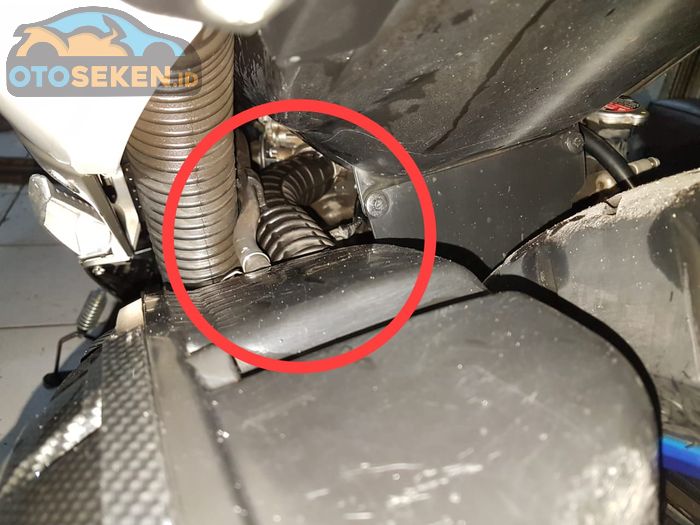 Selang intake Yamaha NMAX berada tepat di atas blok CVT