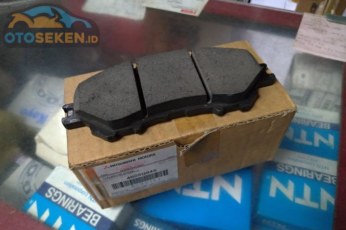 Kampas rem depan Mitsubishi Xpander orisinal yang dijual di Pelita Motor Mitsubishi.