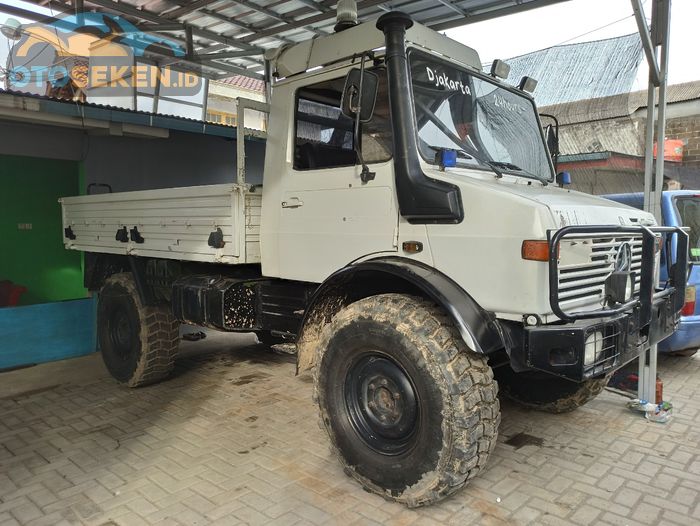  Truk  Jangkung Mercedes Benz Unimog  1300 4x4 Tahun 1982 