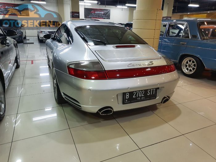 Tampilan belakang Porsche Carrera 966