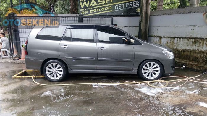 Mencuci mobil di car wash