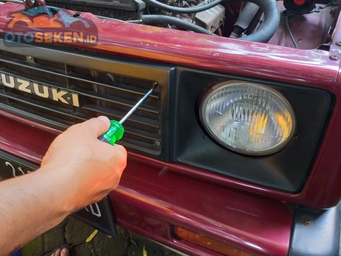 buka grill depan untuk pasang head lamp