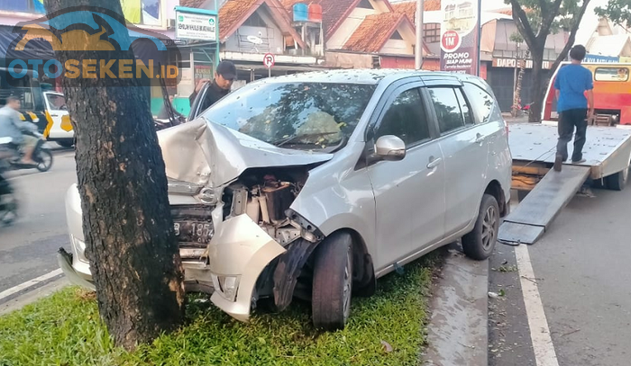 Daihatsu Sigra mengalami kecelakan menabrak pohon