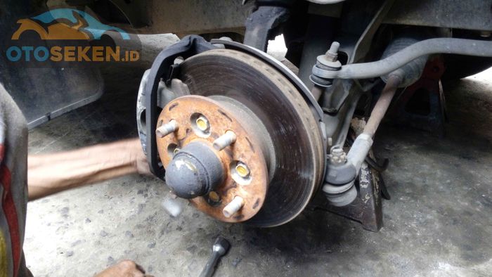 Permukaan disc brake termakan tidak rata, kerap jadi biang kerok muncul vibrasi saat pengereman
