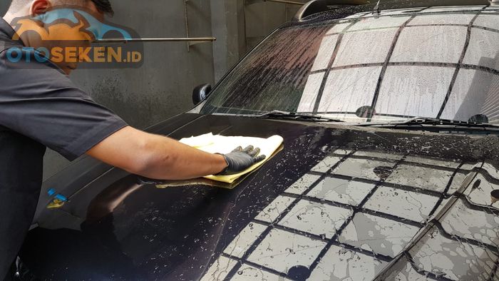 Ilustrasi keringkan bodi mobil pakai microfiber setelah dicuci