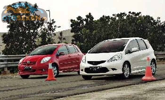 Komparasi hatchback Honda Jazz dan Toyota Yaris tahun 2008