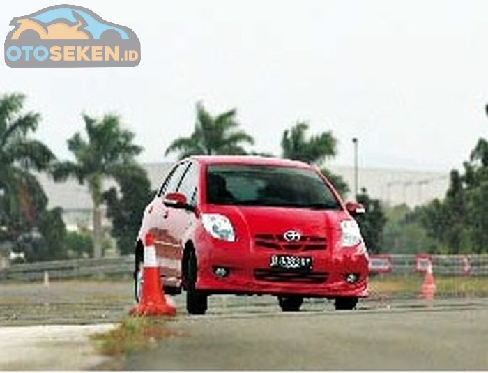 Tes handling Toyota Yaris 2008