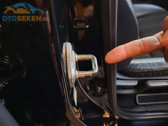 Periksa pengait pintu mobil untuk memastikan mobil bekas low km