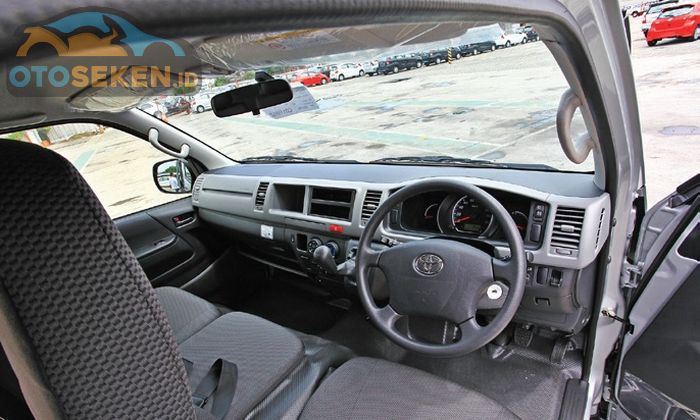 Interior Toyota Hiace High Grade Commuter tahun 2013