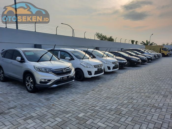 Mobil yang akan dilelang diletakkan di belakang gedung Carro Automall