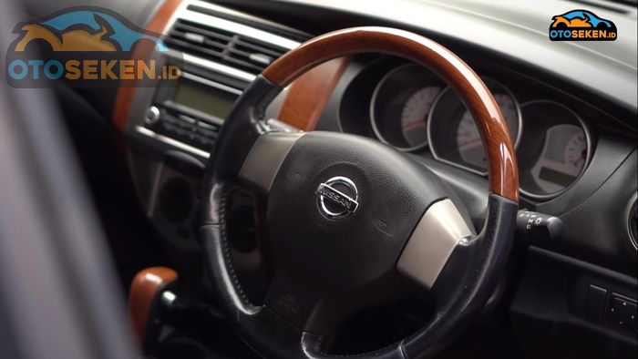 Nissan Grand Livina 1.5 Ultimate L10 sudah jok kulit dan panel kayu