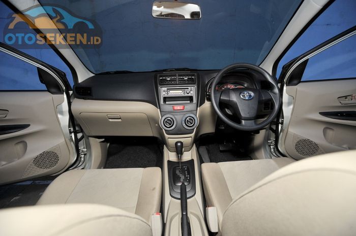 Interior Toyota Avanza G AT 2011