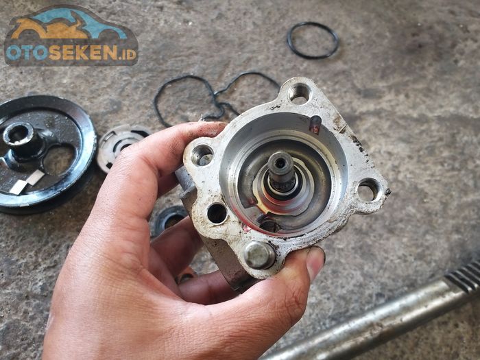 komponen bagian dalam pompa power steering hidraulis