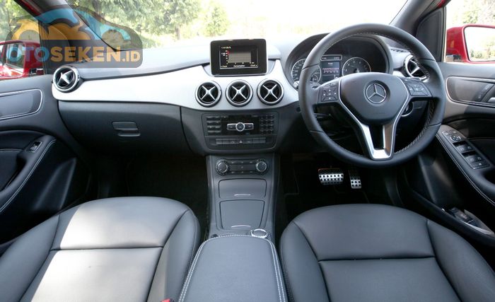 Interior  Mercedes-Benz B200 AMG Style