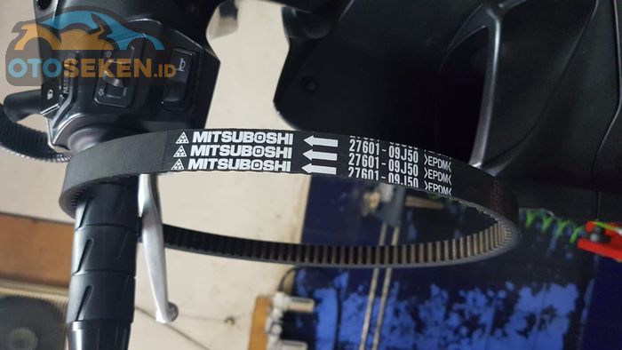 Ilustrasi v-belt motor matic, perhatikan arah tanda panah atau tulisannya
