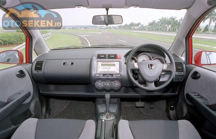 Interior Honda Jazz i-DSI 2004
