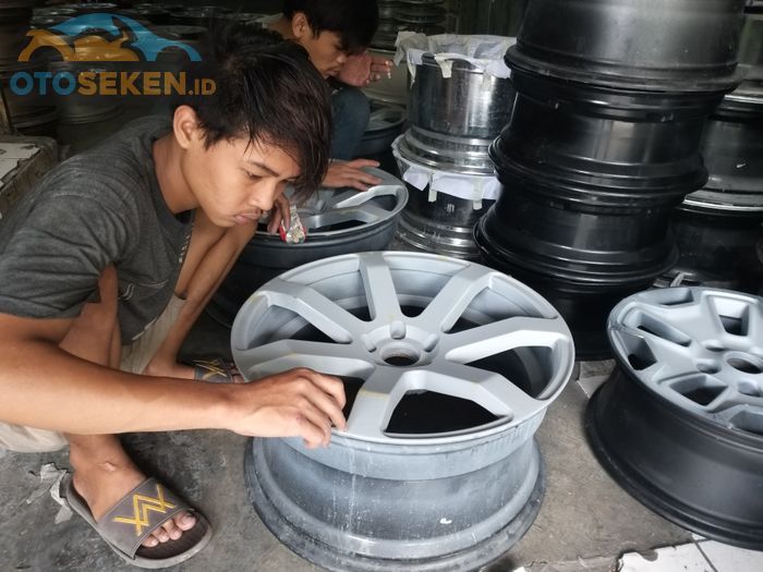 Proses pengerjaan repaint pelek mobil