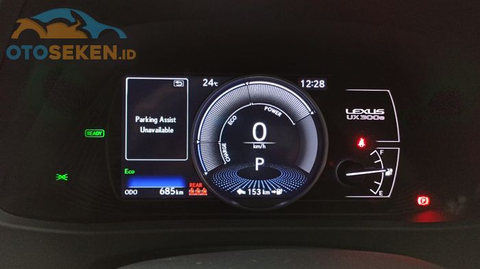 Panel instrumen Lexus UX 300e sedikit janggal berkat jarum indikator kapasitas baterai