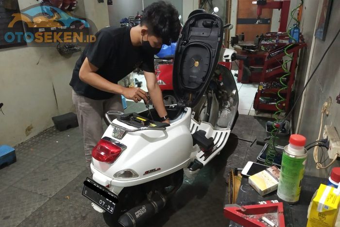 Illustrasi servis Vespa di bengkel spesialis. Scooter House Djakarta.