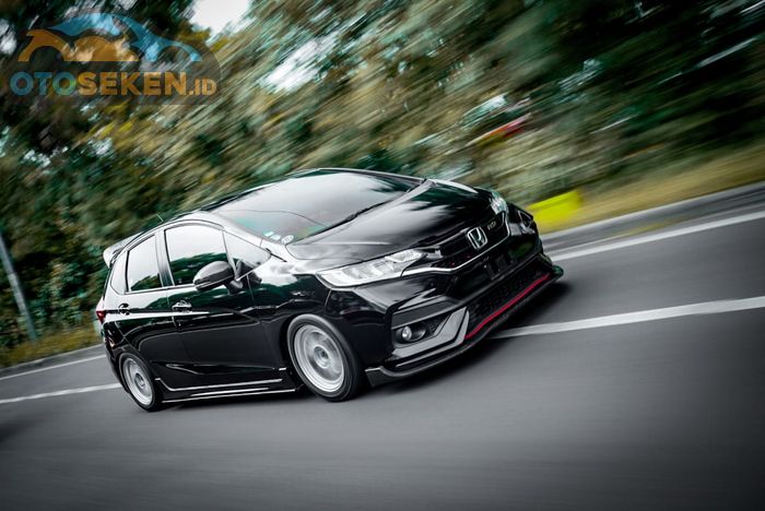 Ilustrasi Honda Jazz GK5 berakselerasi