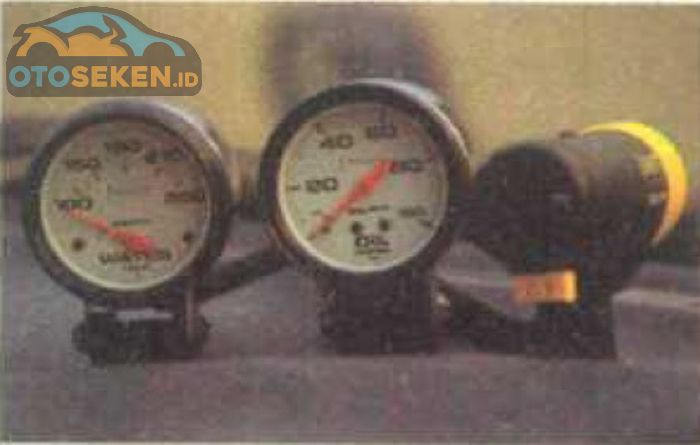 Daihatsu Taruna tahun 2000 tambahan gauge