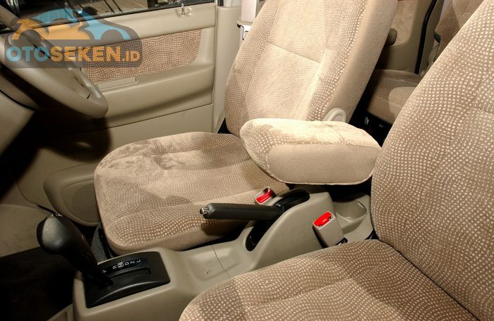 Jok Suzuki APV A/T 2006 dilengkapi hand rest