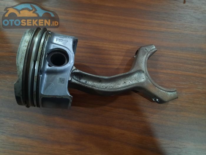 Ilutrasi setang piston atau connecting rod bengkok