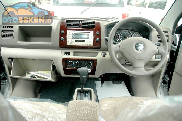 Interior Suzuki APV AT 2006