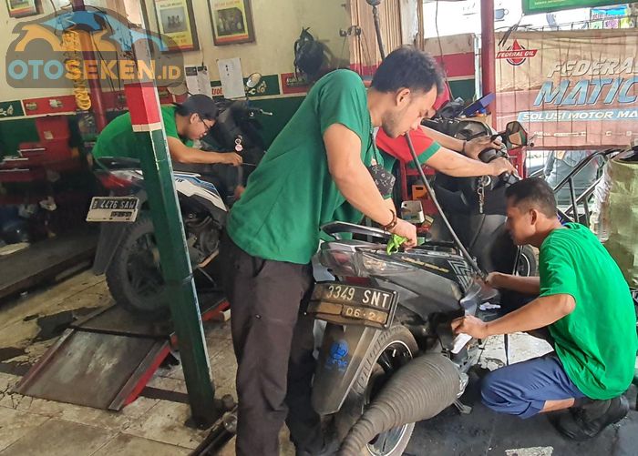 Dua Motor korban kebanjiran, Honda BeAT dan Yamaha Xeon GT125 yang ditangani oleh Takutic Motor 