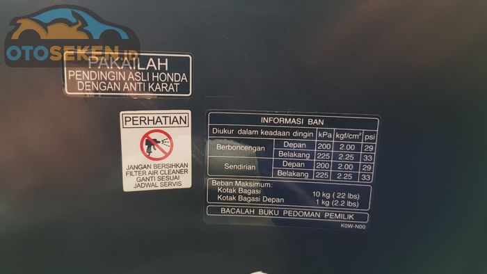 Stiker informasi tekanan angin ban dan beban maksimum bagasi Honda ADV150