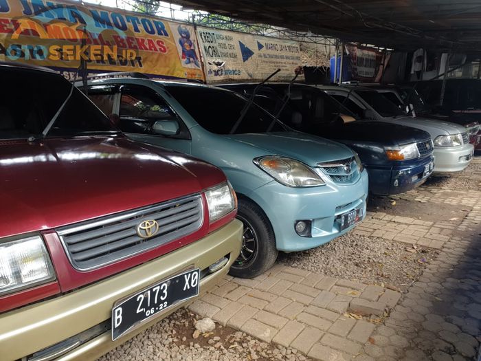 Kumpulan Toyota Kijang di showroom Marno Jaya Motor