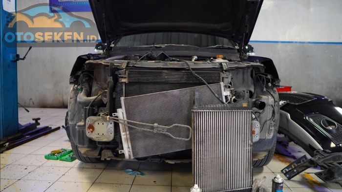 Ilustrasi intercooler Chevrolet Captiva 2017 yang tengah dibongkar untuk digurah.