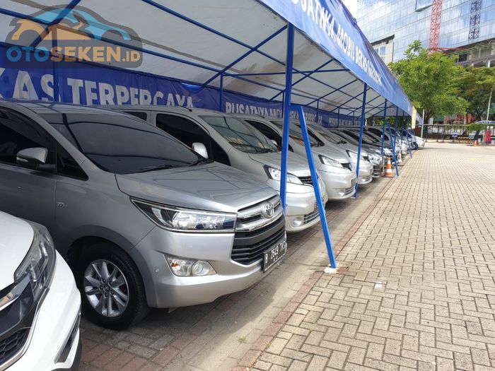 Mobil bekas di showroom Power Auto