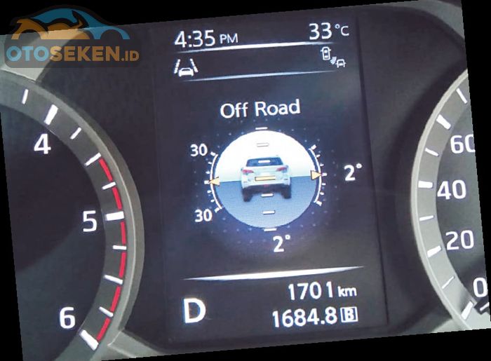 Inclinometer di Nissan Terra memperlihatkan tingkat kemiringan mobil
