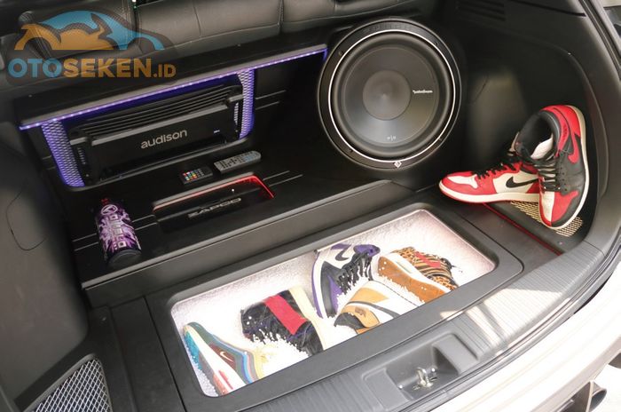 Honda HR-V Nike Air Jordan, Boks audio diisi dengan enam pasang Sneakers Nike