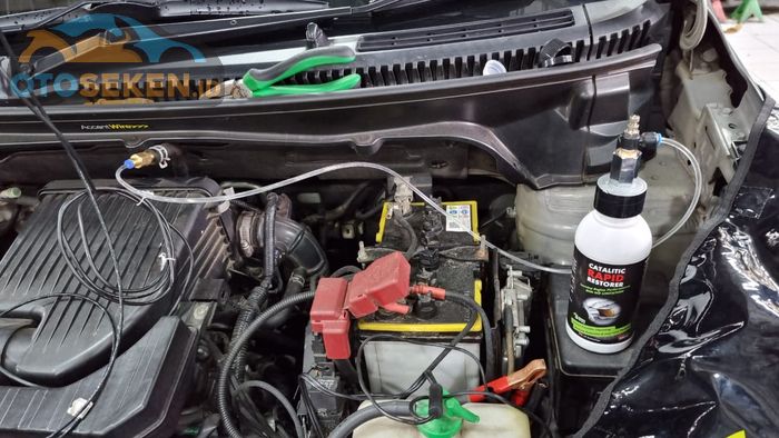 Proses menyuntik Catalitic Rapid Restorer keluaran Swez di Suzuki Ertiga Dreza