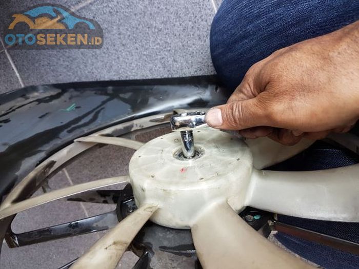 Proses melepas kipas extra fan Suzuki Ertiga generasi awal