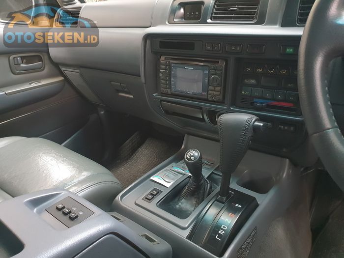 Tuas transmisi matik dan transfer case Toyota Land Cruiser VX-R 1997