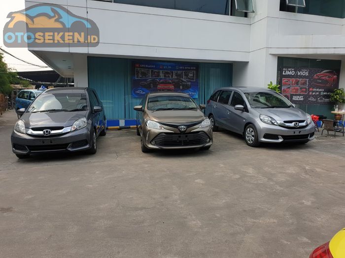 Honda Mobilio bekas taksi tahun 2016 facelift (kiri) dan 2015 (kanan)