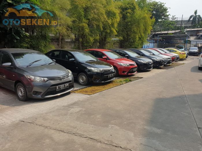 Toyota Limo di showroom Blue Bird Halim