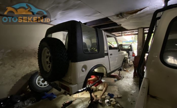 Suzuki Jimny Sierra yang Sedang Dipasang Spring Over Axle