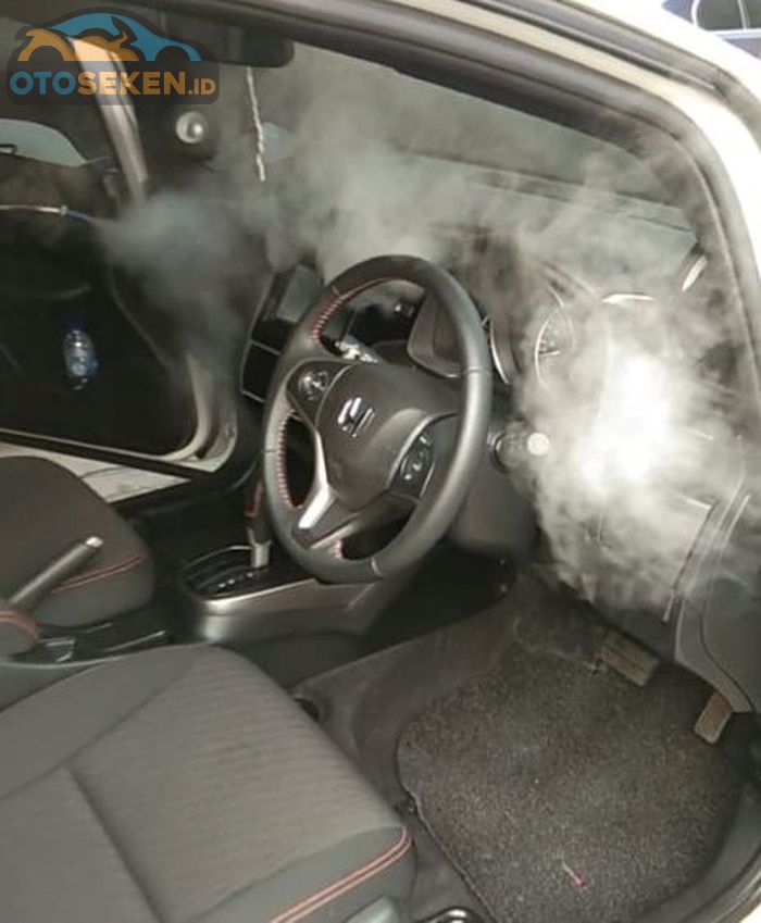 Setelah bersih dari jamur, lakukan fogging pada kabin atau bisa juga semprotkan car disinfektan agar terbebas dari kuman