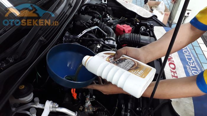 Ganti Oli Mesin Mobil di Bengkel Resmi