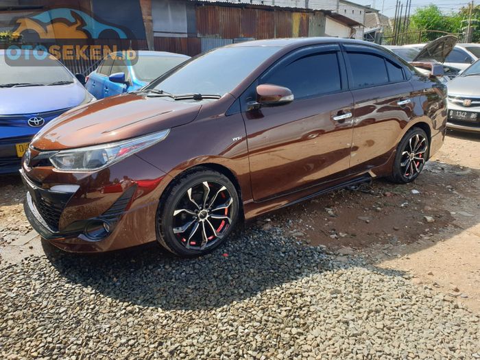 Toyota Limo modifikasi kepala Yaris Joker