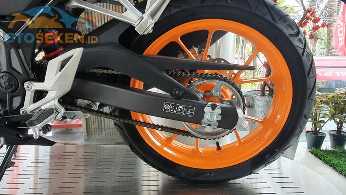Ilustrasi rantai dan gir belakang Honda CBR150R