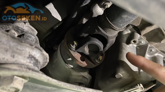 As Kopel atau Drive Shaft yang Menghubungkan Transfer Case dengan Gardan