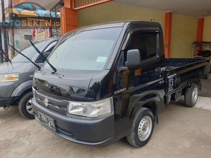 Suzuki Carry Pick Up bekas di showroom Kedai Motor