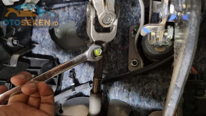 Coba kencangkan terlebih dulu baut pengancing joint steer bagian atas