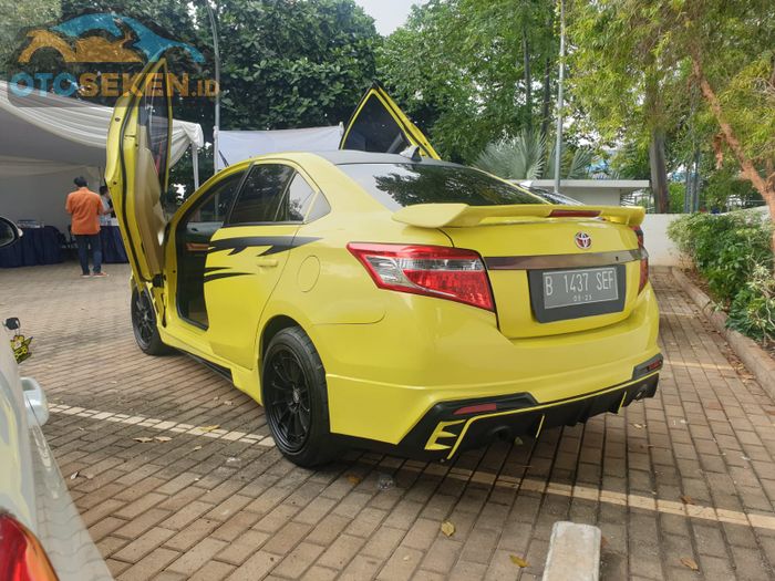 Toyota Limo modifikasi pintu gunting